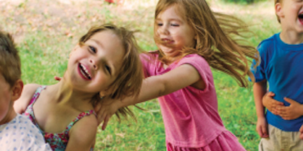 niños jugando afuera